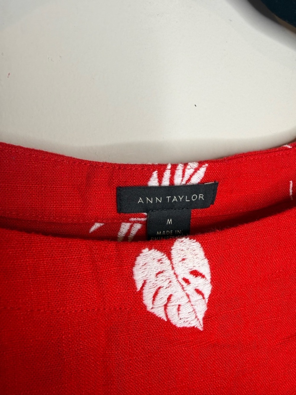 Ann Taylor sleeveless Leaf-Print Tank Top - Picture 3 of 5